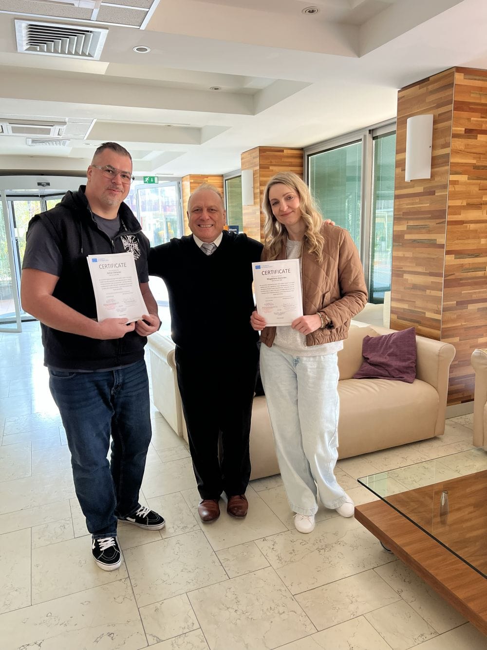 Due insegnanti ricevono i certificati dopo il corso di AI per insegnanti condotto da Roberto Bianchi Due insegnanti ricevono i certificati dopo il corso di AI per insegnanti condotto da Roberto Bianchi