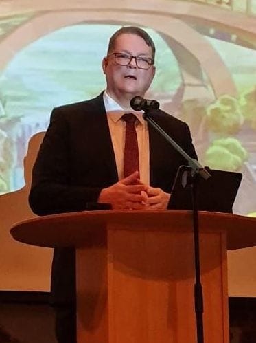 Pasi Makkonen Innovatore tecnologico e esperto in Cyber sicurezza durante una conferenza