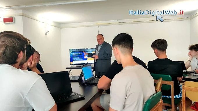 Roberto Bianchi fondatore di Global Digital Web mentre insegna una lezione di IT a una scolaresca di liceo della Polonia Roberto Bianchi fondatore di Global Digital Web mentre insegna una lezione di IT a una scolaresca di liceo della Polonia