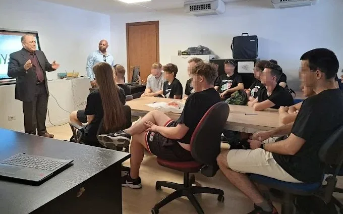 Roberto Bianchi fa lezione a una scolaresca di Erasmus+ dalla Polonia negli uffici di Exnovo Lab di Santarcangelo di Romagna